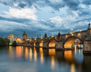 Postavit Karlův most? V Praze výzva, doma zábava! 🌉 Takhle vypadá jeden z našich nejznámějších skvostů… a vedle něj jeho...