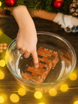 Už se to blíží! 🎄 Kolika dětičkám letos udělá naše cihličková stavebnice radost pod stromečkem? A taky pro vás chystáme...